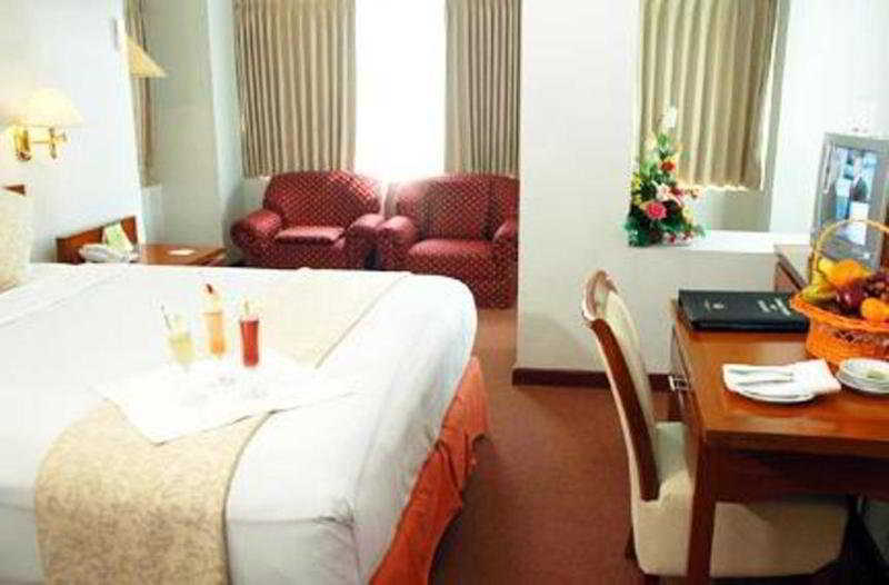 Hotel Bisanta Bidakara Tunjungan Surabaya Exterior foto